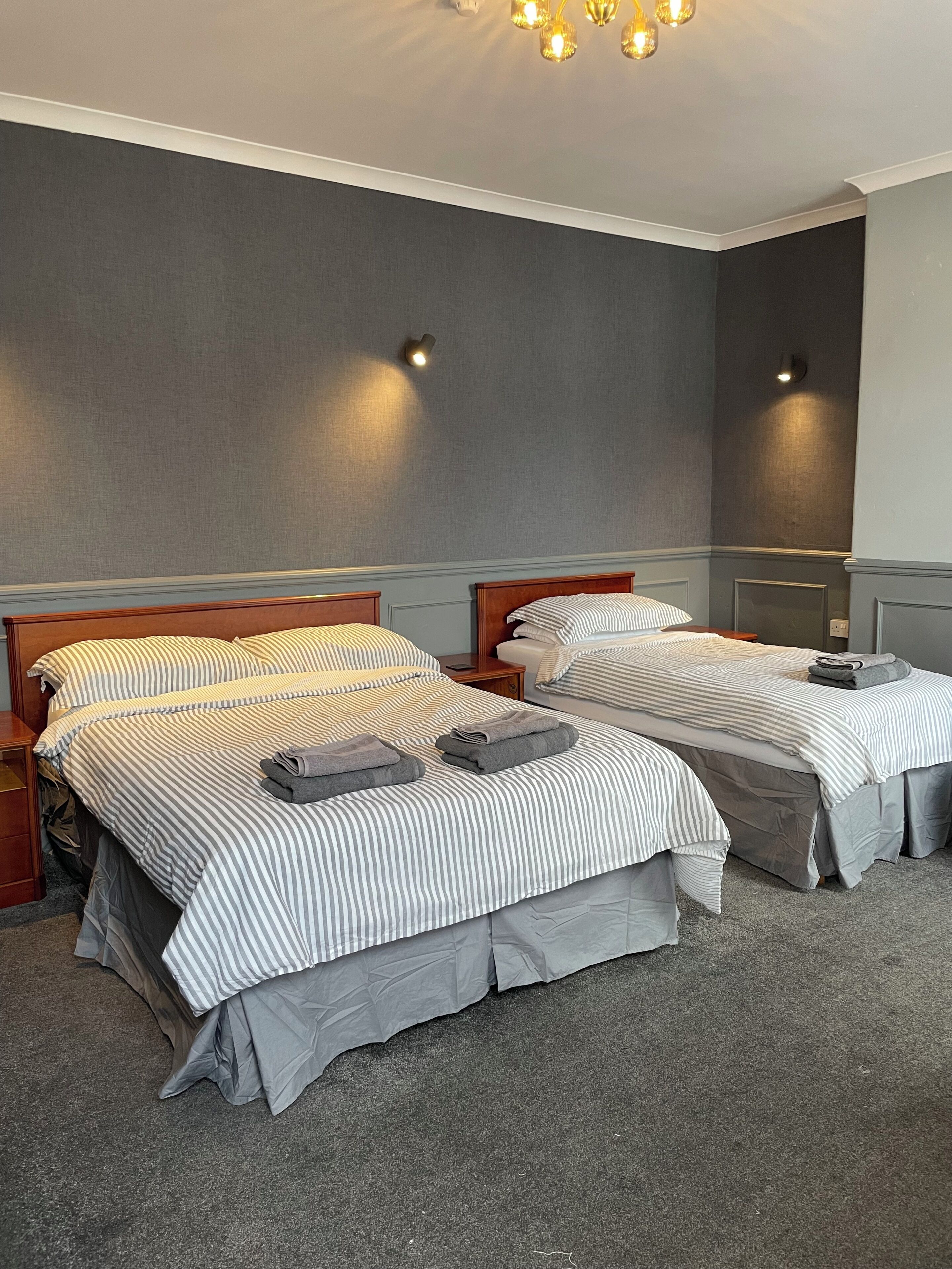 واي فاي مجانًا وملاءات أسرّة