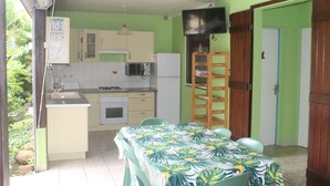 Private kitchen - cottages with swimming pool and Spa 900 m from the sea (Sainte-Rose)