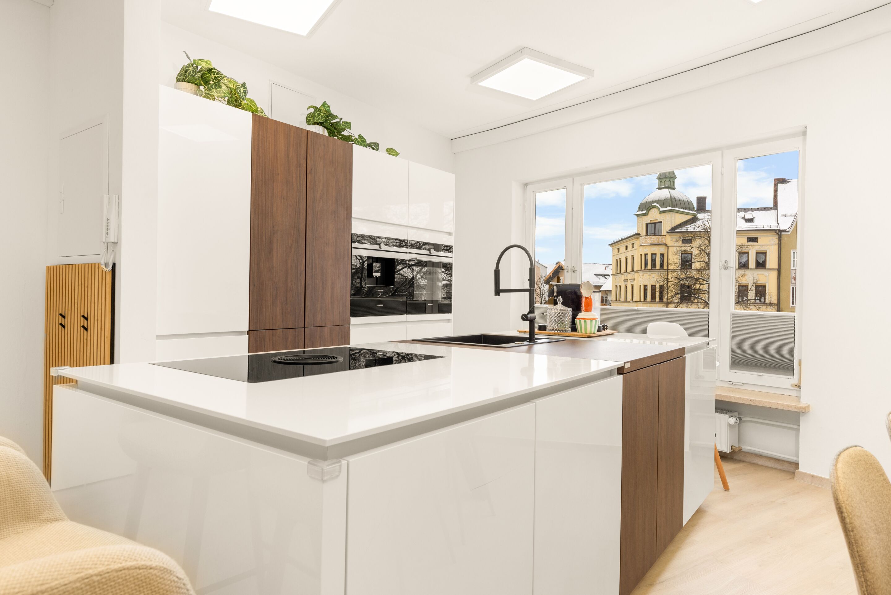 Kühlschrank, Mikrowelle, Herdplatte, Geschirrspüler