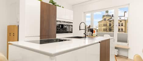 Kühlschrank, Mikrowelle, Herdplatte, Geschirrspüler