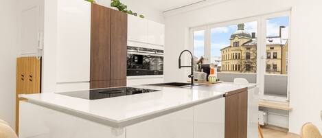 Réfrigérateur, micro-ondes, plaque de cuisson, lave-vaisselle