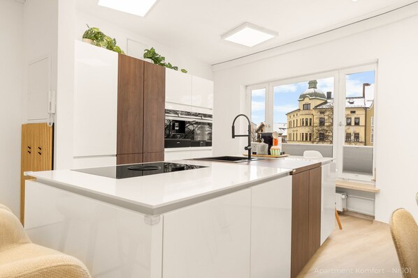 Réfrigérateur, four à micro-ondes, surface de cuisson, lave-vaisselle