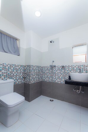 Shower, towels, soap, shampoo - Amber Royel Hotel (Pokhara)