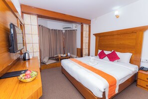Desk, laptop workspace, free WiFi - Amber Royel Hotel (Pokhara)