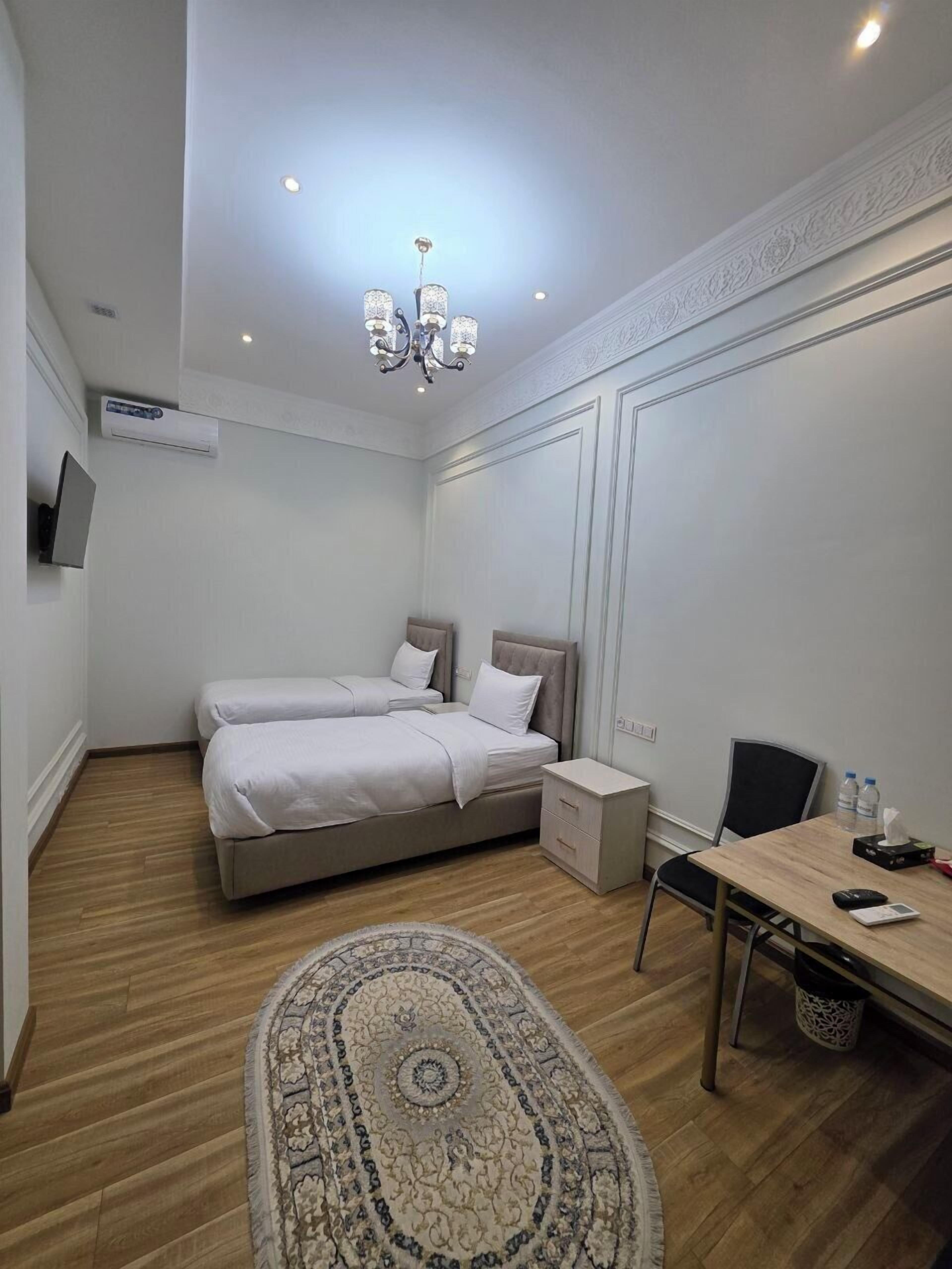 经济三人房 | 客房内保险箱、办公桌、笔记本电脑工作区、遮光窗帘