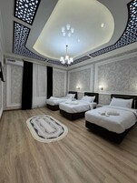 Caja de seguridad en la habitación y escritorio 