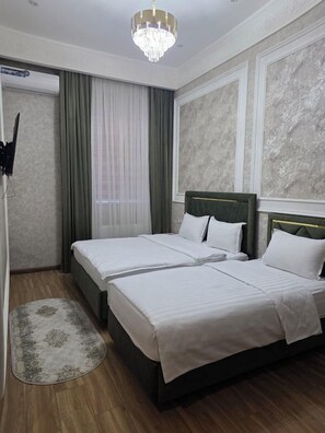 Habitación triple familiar | Sábanas de algodón egipcio y ropa de cama de alta calidad 