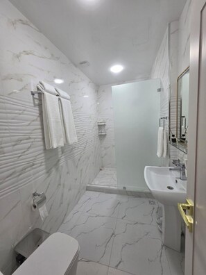 Suite familiar | Baño | Amenidades de baño gratuitas, pantuflas, toallas, jabón 