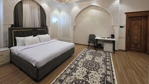 ملاءات من القطن المصري وأغطية فراش متميزة وخزنة داخل الغرفة ومكتب