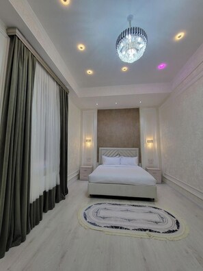 خزنة داخل الغرفة ومكتب ومساحة عمل للكمبيوتر المحمول وستائر تعتيم