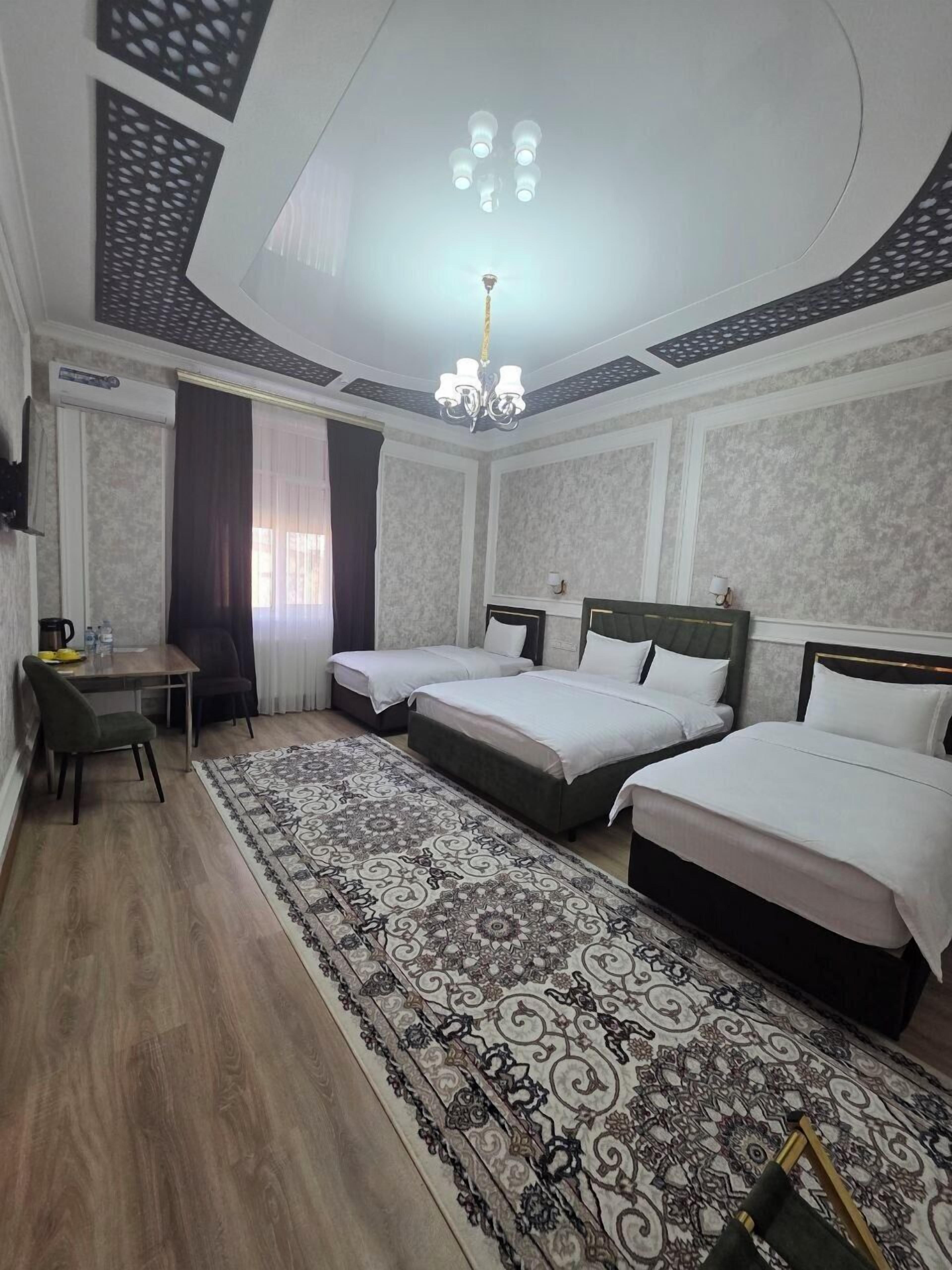 经济四人房, 多张床 | 客房内保险箱、办公桌、笔记本电脑工作区、遮光窗帘