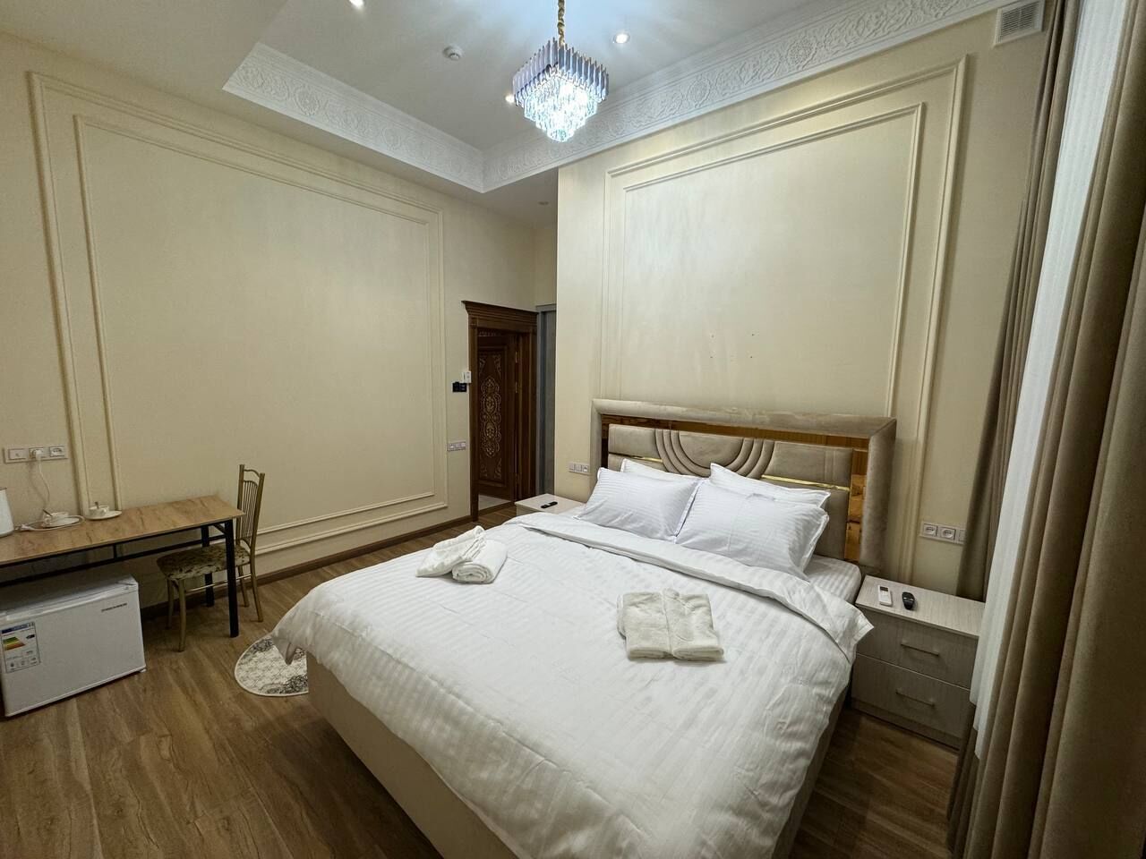 Camera doppia | Una cassaforte in camera, una scrivania, postazione laptop