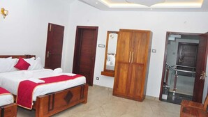 Een slaapkamer met een bed, een kledingkast, een spiegel en een trap.