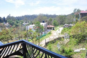 Um bairro residencial com casas, um caminho e áreas verdes.