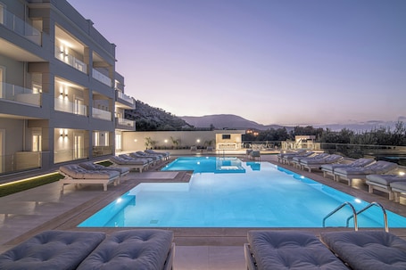 Außenpool. Filia Luxury Suites