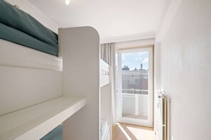 3 bedrooms, iron/ironing board, internet