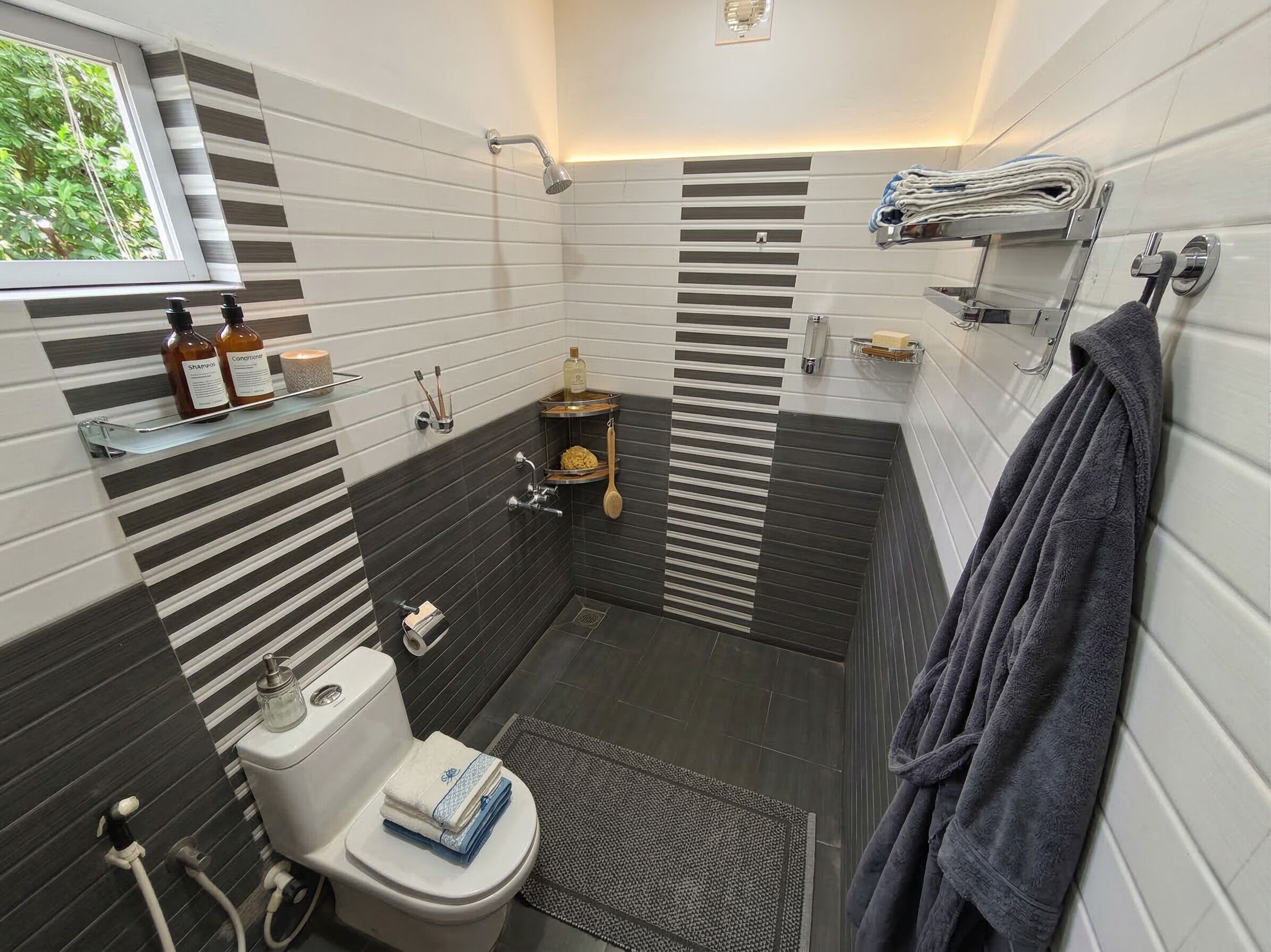 Ein modernes Badezimmer mit Toilette, Waschbecken und Dusche.