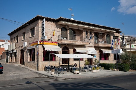 Fachada de la propiedad. Hostal Castilla