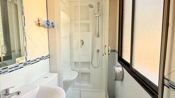 Comfort Single Room, Balcony, City View | Bathroom