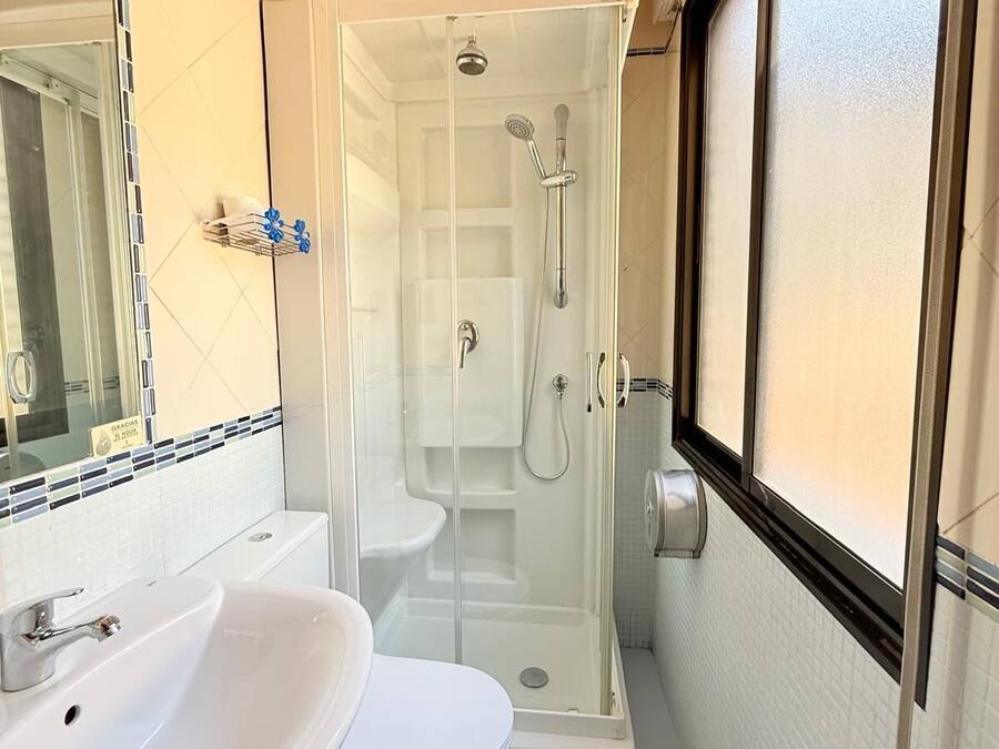 Comfort-enkeltværelse - balkon - byudsigt | Badeværelse | Bruser, håndklæder, Sæbe, Shampoo