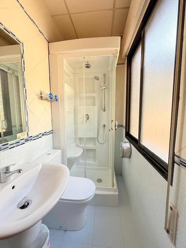 Comfort Tek Kişilik Oda, Balkon, Şehir Manzaralı | Banyo | Duş, havlu, sabun, şampuan 
