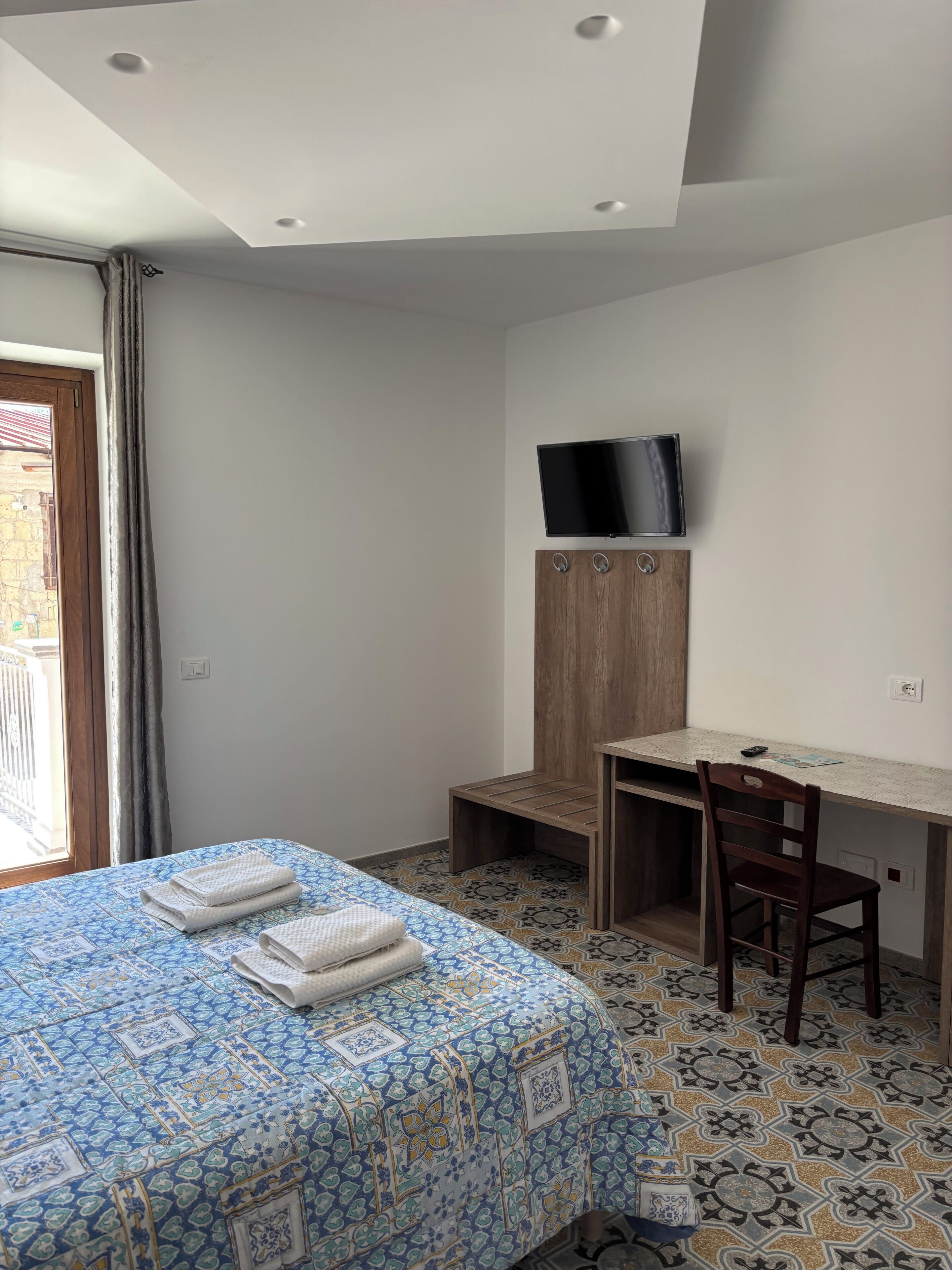 Desk, laptop workspace, soundproofing, free WiFi