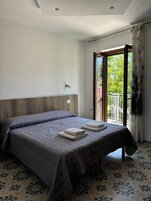 Escritorio y espacio para trabajar con laptop 