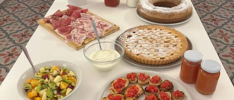 Free daily buffet breakfast