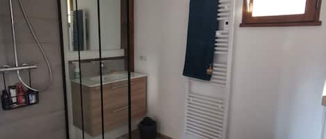 Douche, serviettes fournies, savon, papier toilette