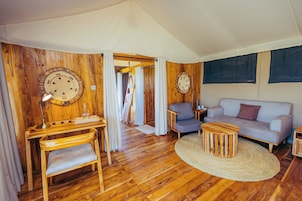 Quarto casal ou duplo superluxo, sacada, vista para o parque | Cofres nos quartos, escrivaninha, espaço de trabalho para notebook