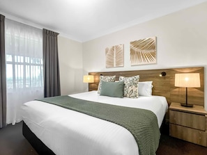 2 bedrooms, iron/ironing board, internet, bed sheets