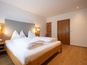 2 bedrooms, travel cot, WiFi