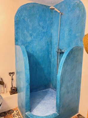 シャワー、ヘアドライヤー、タオル、石鹸