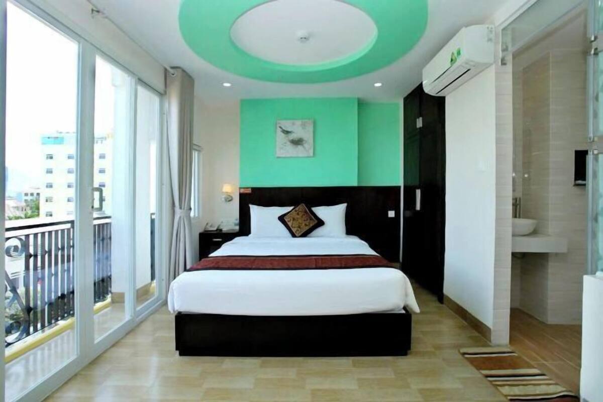 Premium bedding, minibar, in-room safe, soundproofing