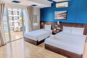 Habitación triple Deluxe, balcón, vista al mar | Ropa de cama de alta calidad y minibar 