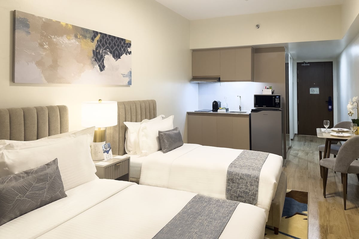 Bay Suite Deluxe | 高档床上用品、客房内保险箱、办公桌、遮光窗帘