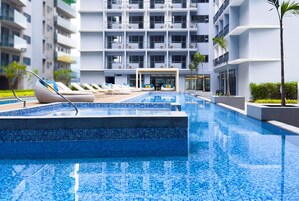 Una piscina al aire libre