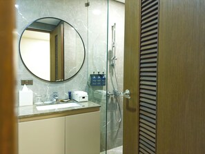 Bay Suite Studio | Kylpyhuone | Suihku, ilmaiset hygieniatuotteet, tohvelit, bidee