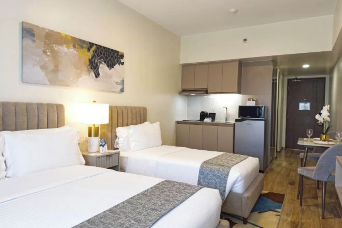Premium bedding, in-room safe, desk, blackout drapes