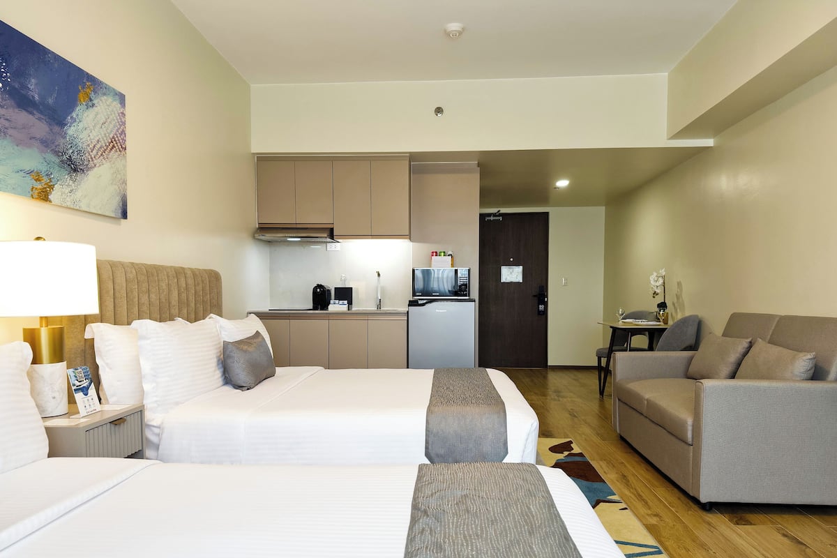 Bay Suite Family | 高档床上用品、客房内保险箱、办公桌、遮光窗帘