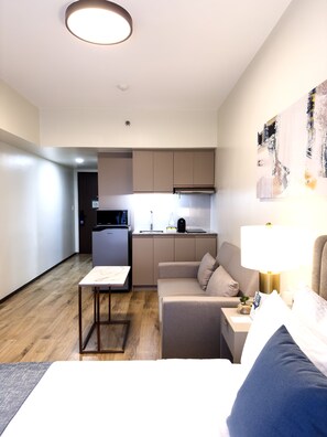 Bay Suite Queen | Private kitchenette | Fridge, microwave, electric kettle, cookware/dishes/utensils