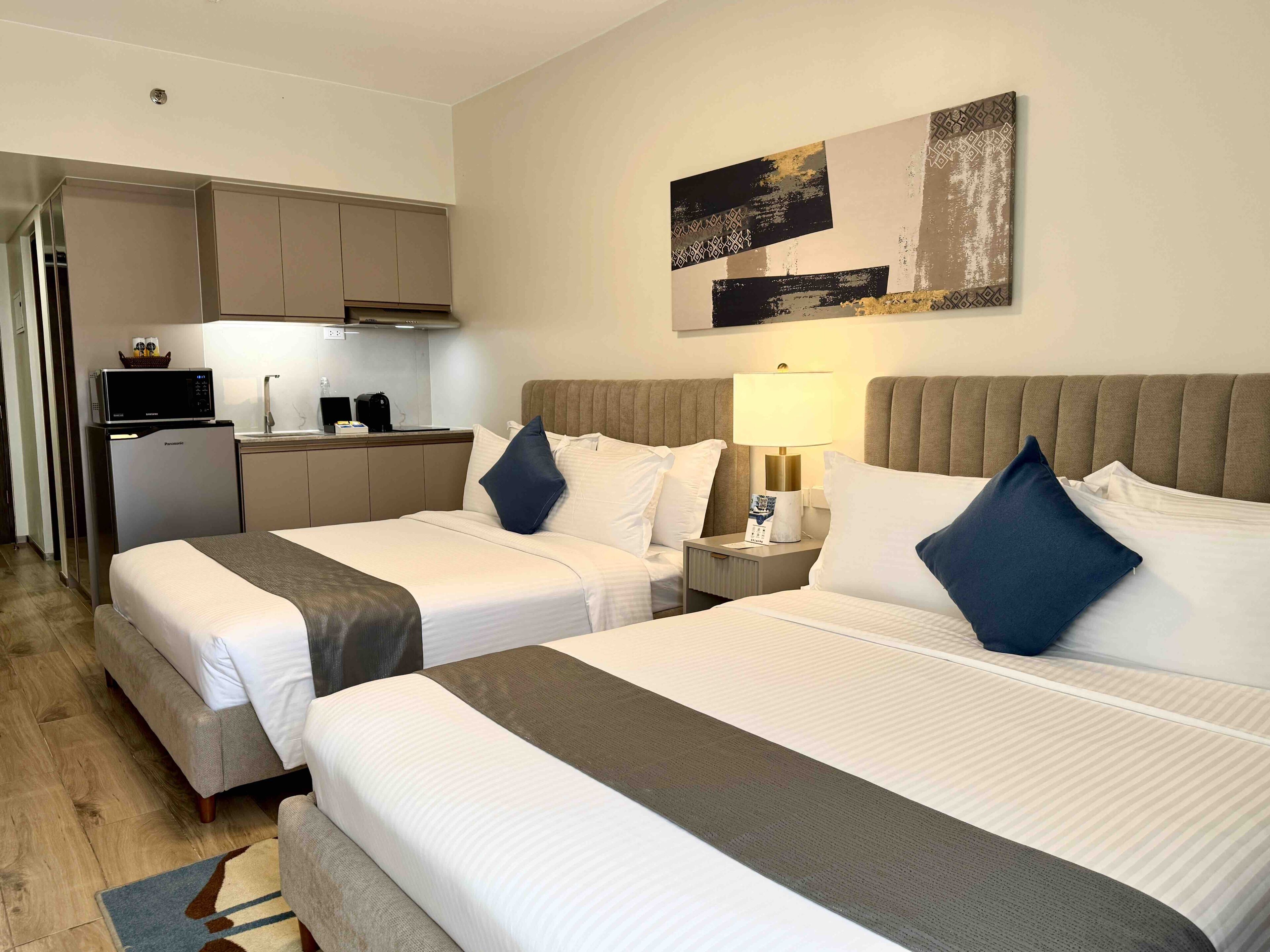Bay Suite Premier | Premium bedding, in-room safe, desk, blackout drapes