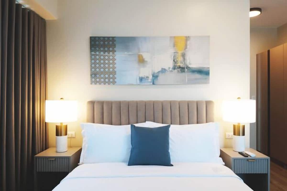 Premium bedding, in-room safe, desk, blackout drapes