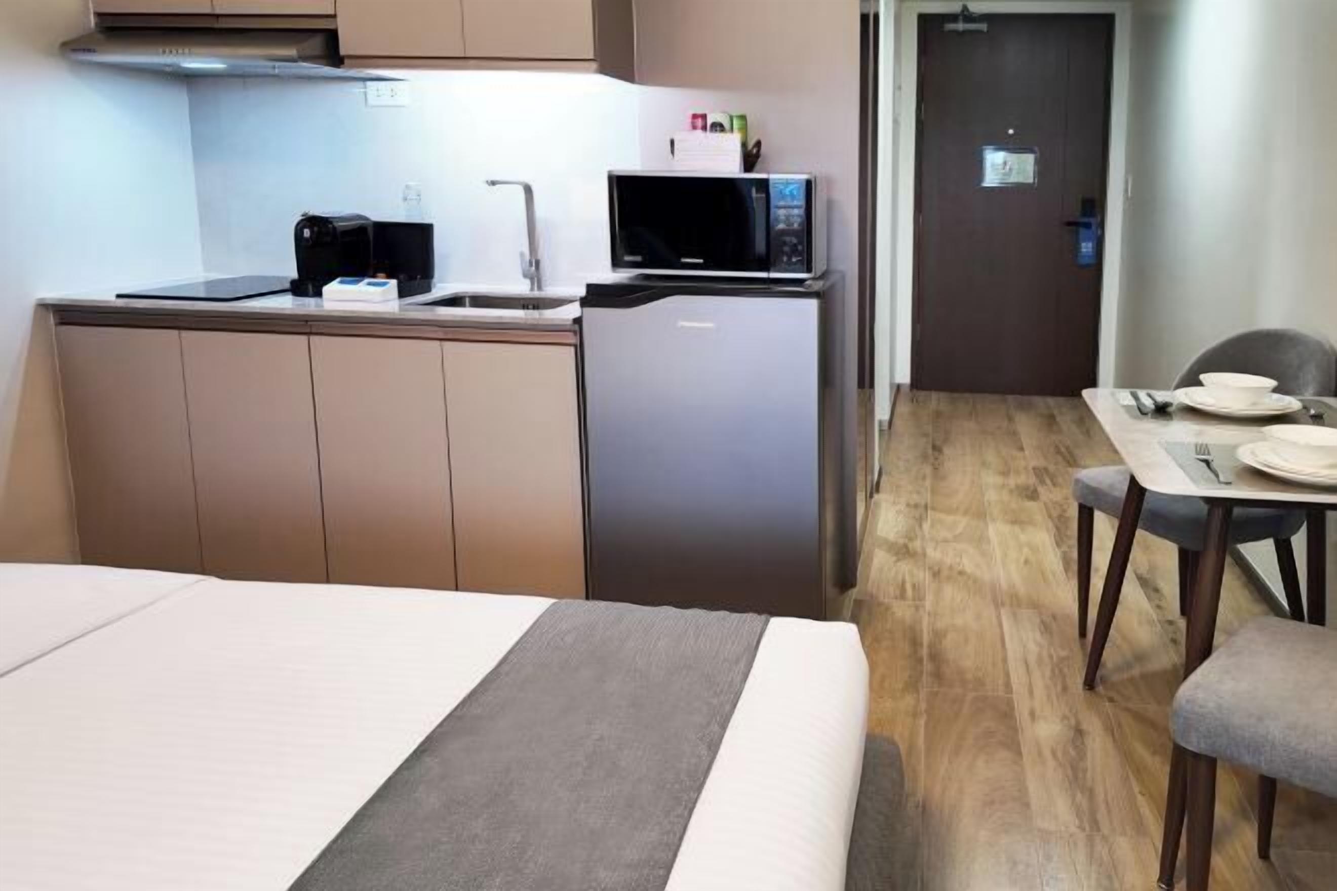 高級寢具、房內夾萬、書桌、遮光窗簾/窗簾