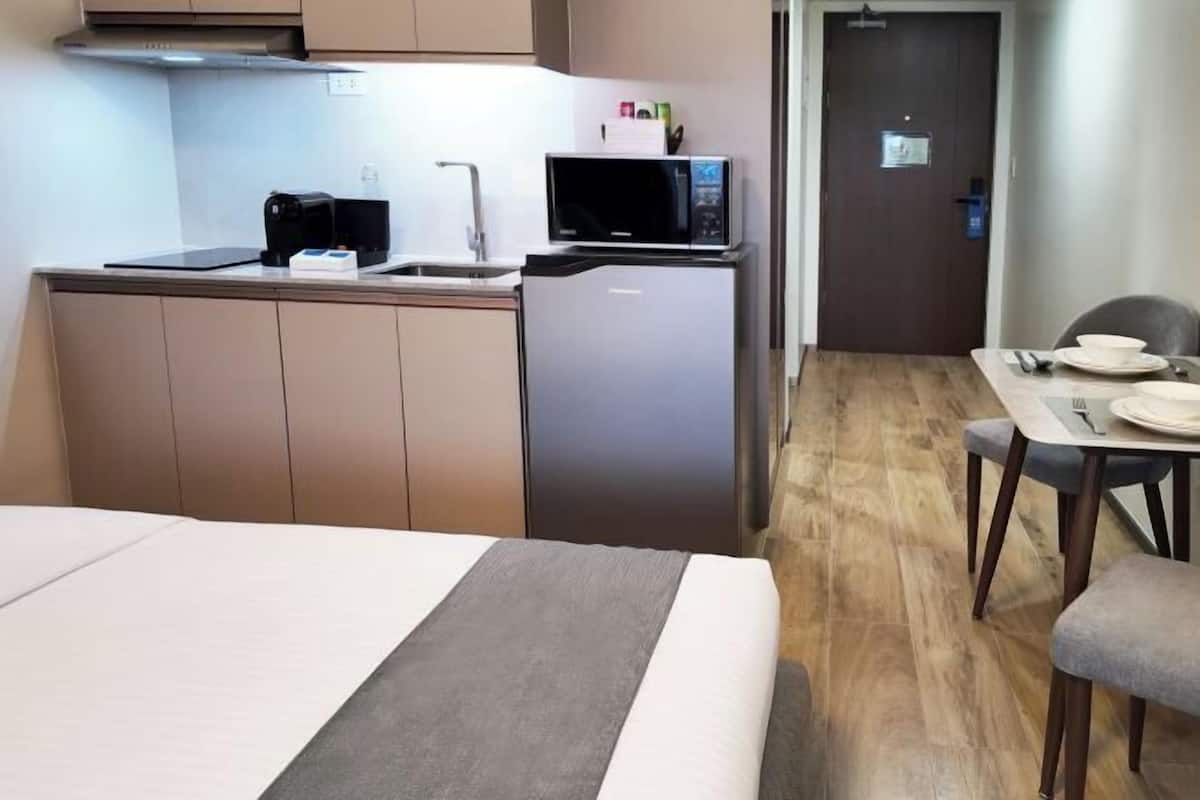 2 sovrum, värdeförvaringsskåp på rummet och skrivbord