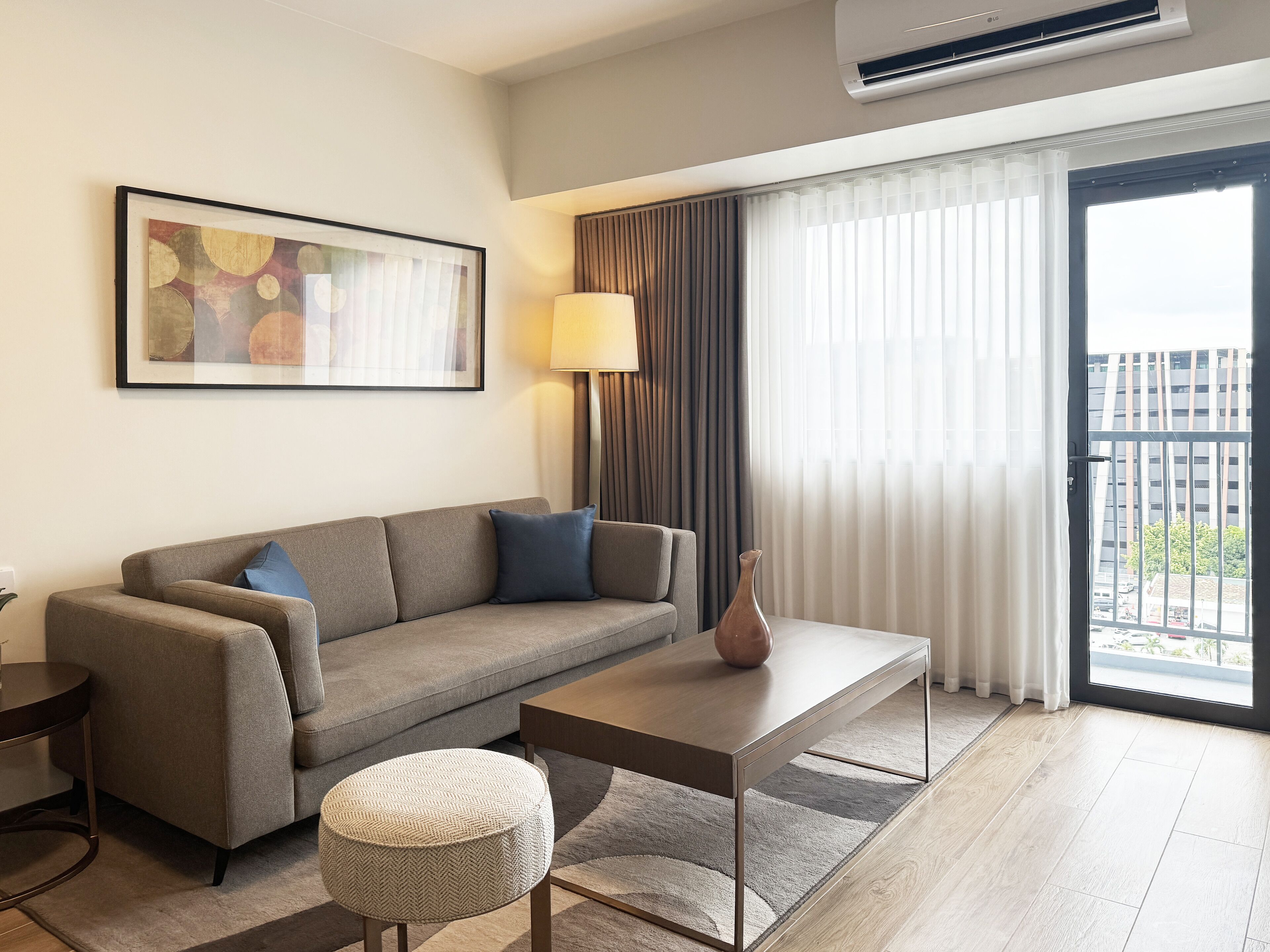 Phòng Suite, 2 phòng ngủ (Corner) | Bộ đồ giường cao cấp, két bảo mật tại phòng, bàn, màn/rèm cản sáng 