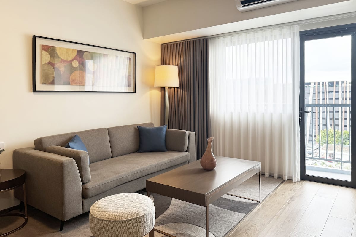 套房, 2 间卧室 (Corner) | 高档床上用品、客房内保险箱、办公桌、遮光窗帘