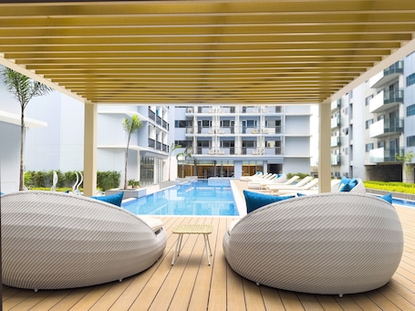 Una piscina al aire libre. Savea Bay City Manila