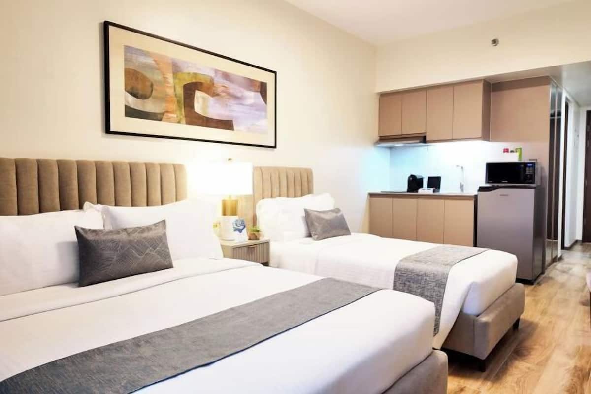 2 sovrum, värdeförvaringsskåp på rummet och skrivbord