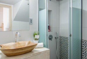 Dusche, Haartrockner, Handtücher, Seife